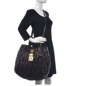 Miumiu Matelasse Shopping Tote Prugna